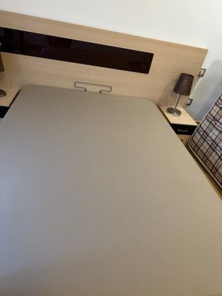 Cabecero y mesillas de madera natural