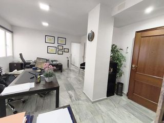 Oficina en alquiler en La Buhaira en Sevilla