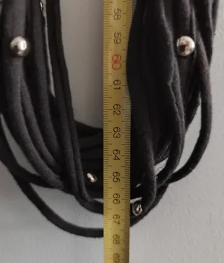 Collar negro con adornos plateados