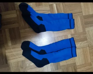 Calcetines altos azules y negros para la nieve