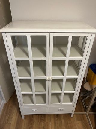 Vitrina de madera y cristal