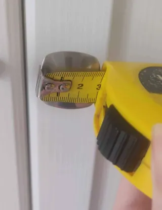 Pomelli per mobili con viti