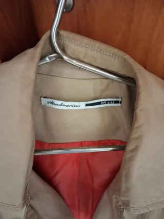 Gabardina de algodón beige con forro rojo
