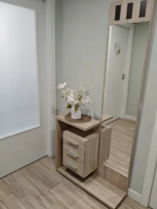 Recibidor de madera con espejo