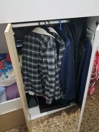 Cama tren con armario y estanterías