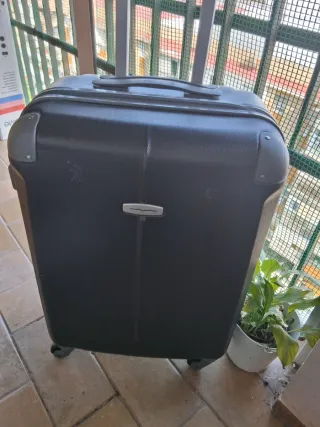 Maleta de viaje negra con ruedas 40x55