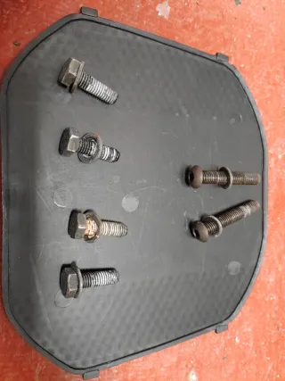 Maleta Baúl Moto givi 37L, herrajes y tornillos