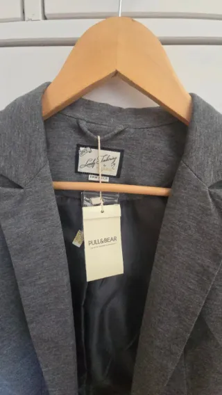 Americana de punto gris sin estrenar