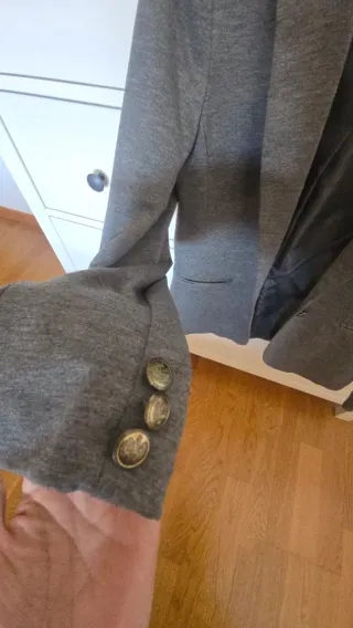 Americana de punto gris sin estrenar