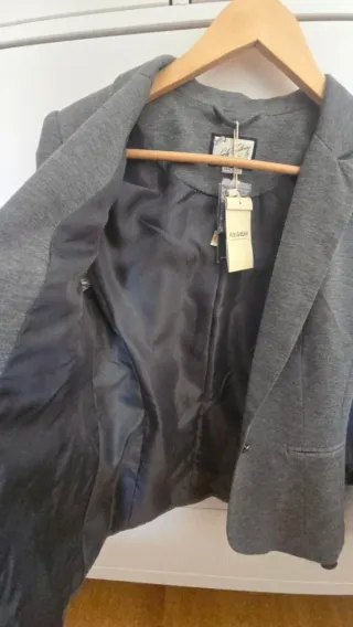 Americana de punto gris sin estrenar