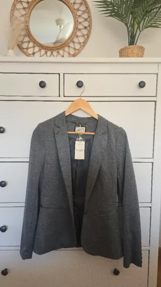 Americana de punto gris sin estrenar