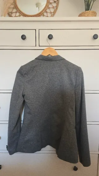 Americana de punto gris sin estrenar