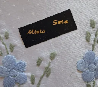 Copriletto misto seta ricamato a mano