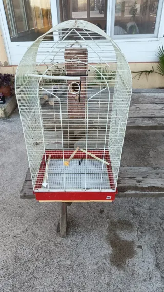 Jaula para pájaros blanca y roja