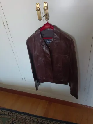 Cazadora de cuero marrón de El Corte Inglés