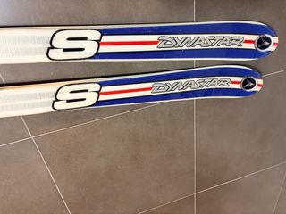 Esquís Dynastar S con fijaciones