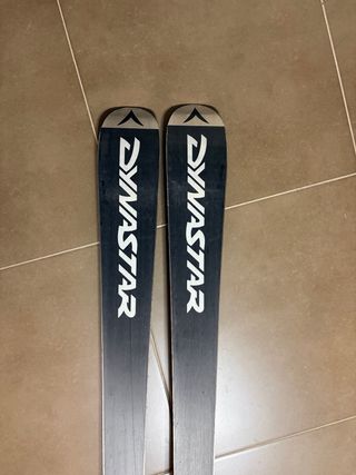 Esquís Dynastar S con fijaciones