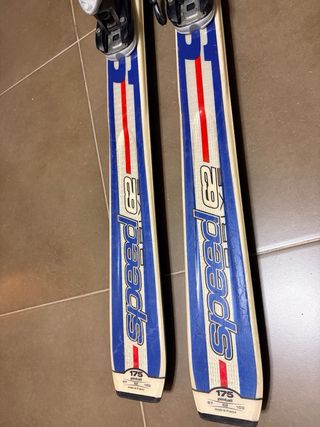 Esquís Dynastar S con fijaciones