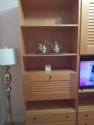 Mueble de salón madera y cristal