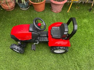 Trattore giocattolo rosso e nero