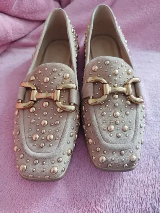 Zapatos Alma en Pena ante beige con tachuelas