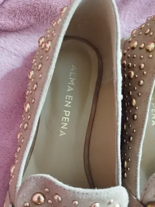 Zapatos Alma en Pena ante beige con tachuelas
