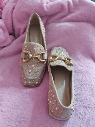 Zapatos Alma en Pena ante beige con tachuelas