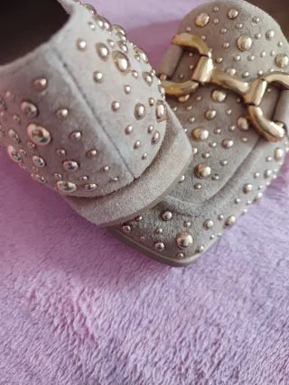 Zapatos Alma en Pena ante beige con tachuelas