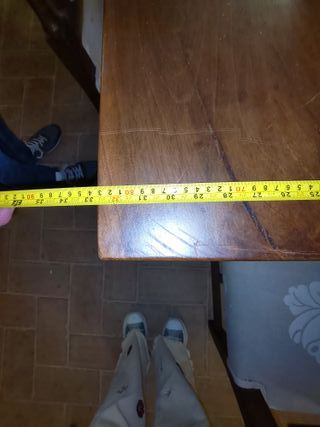 Mesa y sillas antiguas de madera