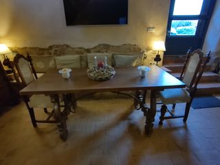 Mesa y sillas antiguas de madera