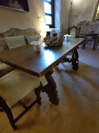 Mesa y sillas antiguas de madera