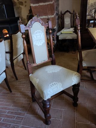 Mesa y sillas antiguas de madera