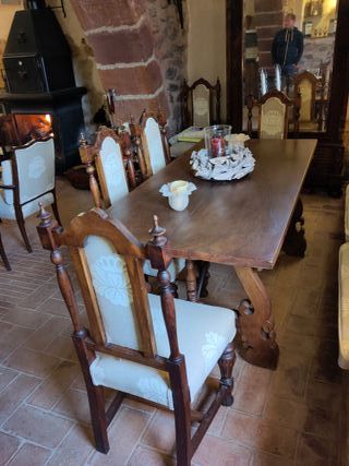 Mesa y sillas antiguas de madera