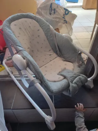 Mecedora para bebé tiene música y vibra