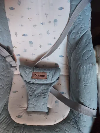 Mecedora para bebé tiene música y vibra