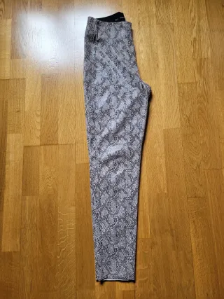 Pantalón estampado serpiente Zara