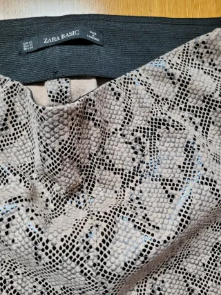 Pantalón estampado serpiente Zara