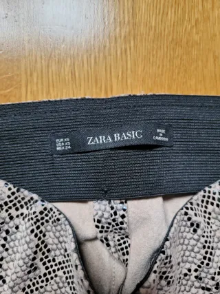 Pantalón estampado serpiente Zara