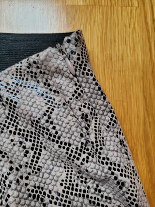 Pantalón estampado serpiente Zara