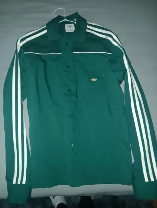 CAZADORAS J&J SOBRE CAMISA ADIDAS PLMAS SALSA