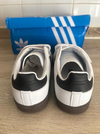 Deportivas niña velcro blancas y negras