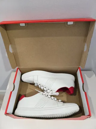 Zapatillas blancas con detalles rojos