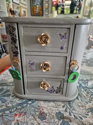 Joyero gris con detalles dorados