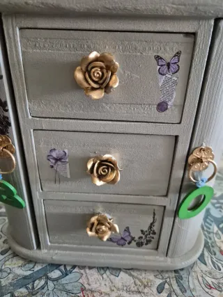 Joyero gris con detalles dorados