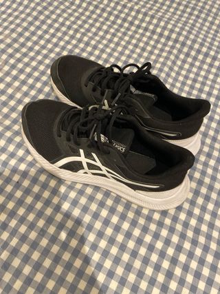 Zapatillas deportivas Asics negras y blancas
