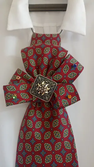 Cravatta gioiello con decorazioni