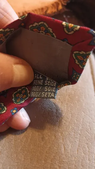 Cravatta gioiello con decorazioni