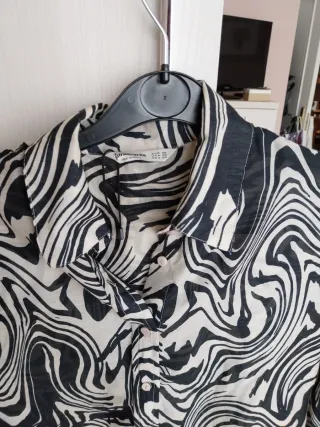 Camisa estampada blanco y negro