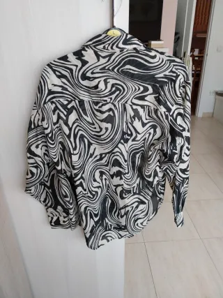 Camisa estampada blanco y negro
