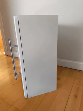 Mueble de baño blanco con tirador